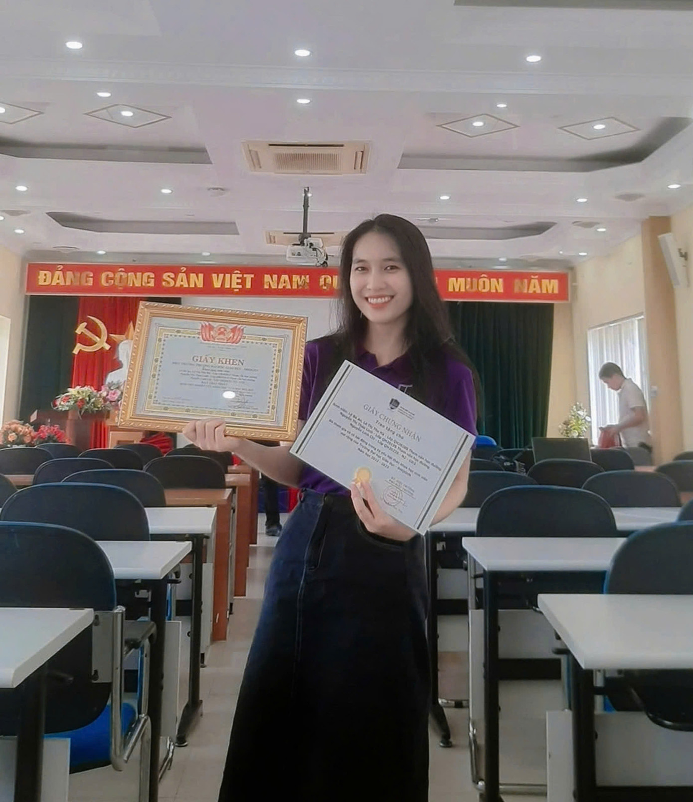 Thu Hà nhận giấy khen giải nhất Nghiên cứu Khoa học. Thu Hà nhận giấy khen giải nhất Nghiên cứu Khoa học.