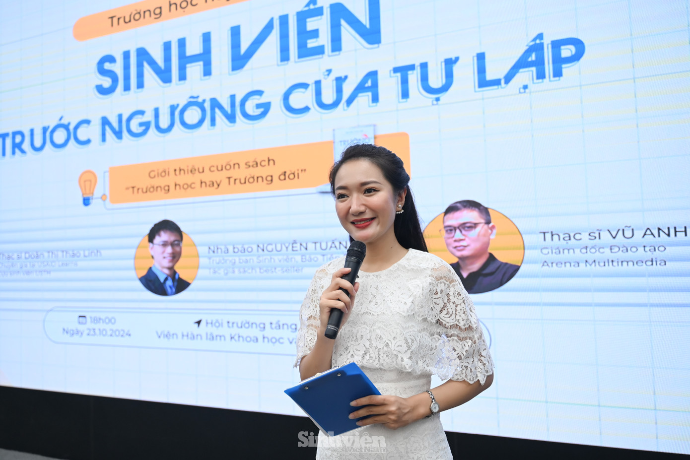 MC Trịnh Vân Anh tại toạ đàm hướng nghiệp "Trường học hay Trường đời" số thứ 2. MC Trịnh Vân Anh tại toạ đàm hướng nghiệp "Trường học hay Trường đời" số thứ 2.