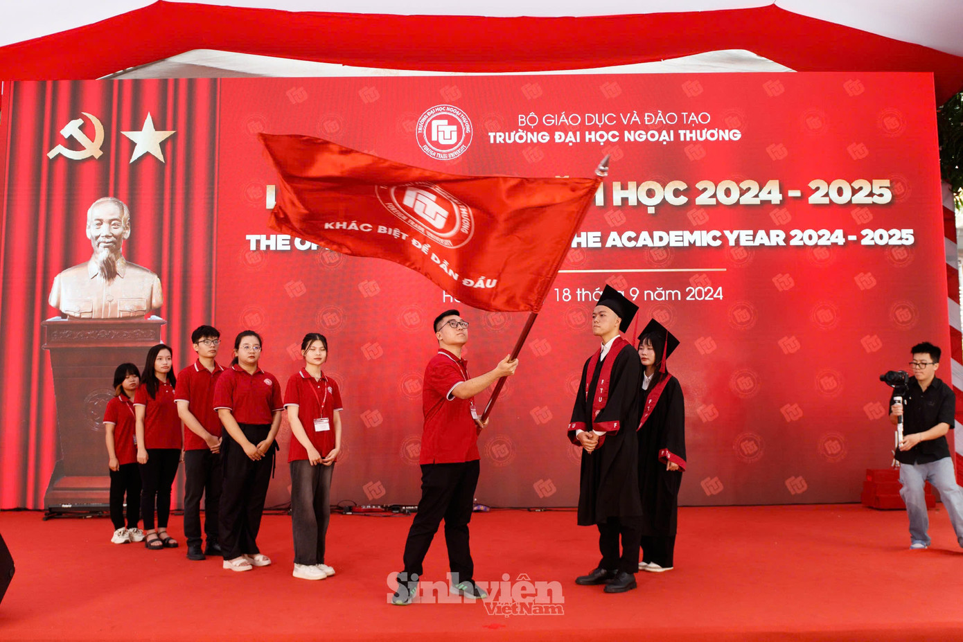 Nghi thức trao cờ truyền thống từ đại diện Thủ Khoa và Sinh viên tiêu biểu Khóa 59 tốt nghiệp năm 2024 tới các Thủ khoa đầu vào đại diện cho Khóa 63 - những bạn trẻ cũng vừa đánh dấu sự khởi đầu của mình tại ngôi nhà chung Ngoại thương.