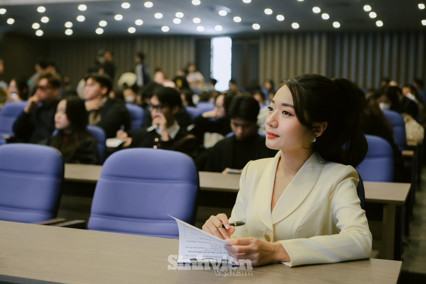 Khoảnh khắc hậu trường, MC Trịnh Vân Anh kiểm tra lại kịch bản lần cuối trước giờ diễn.