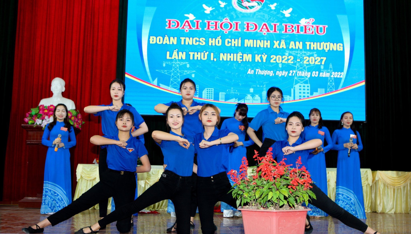 Nhờ vậy, trong nhiều năm liên tiếp, Hằng đều đạt được thành tích cao trong học tập và hoàn thành xuất sắc nhiệm vụ Bí thư đoàn thôn. Nhờ vậy, trong nhiều năm liên tiếp, Hằng đều đạt được thành tích cao trong học tập và hoàn thành xuất sắc nhiệm vụ Bí thư đoàn thôn.