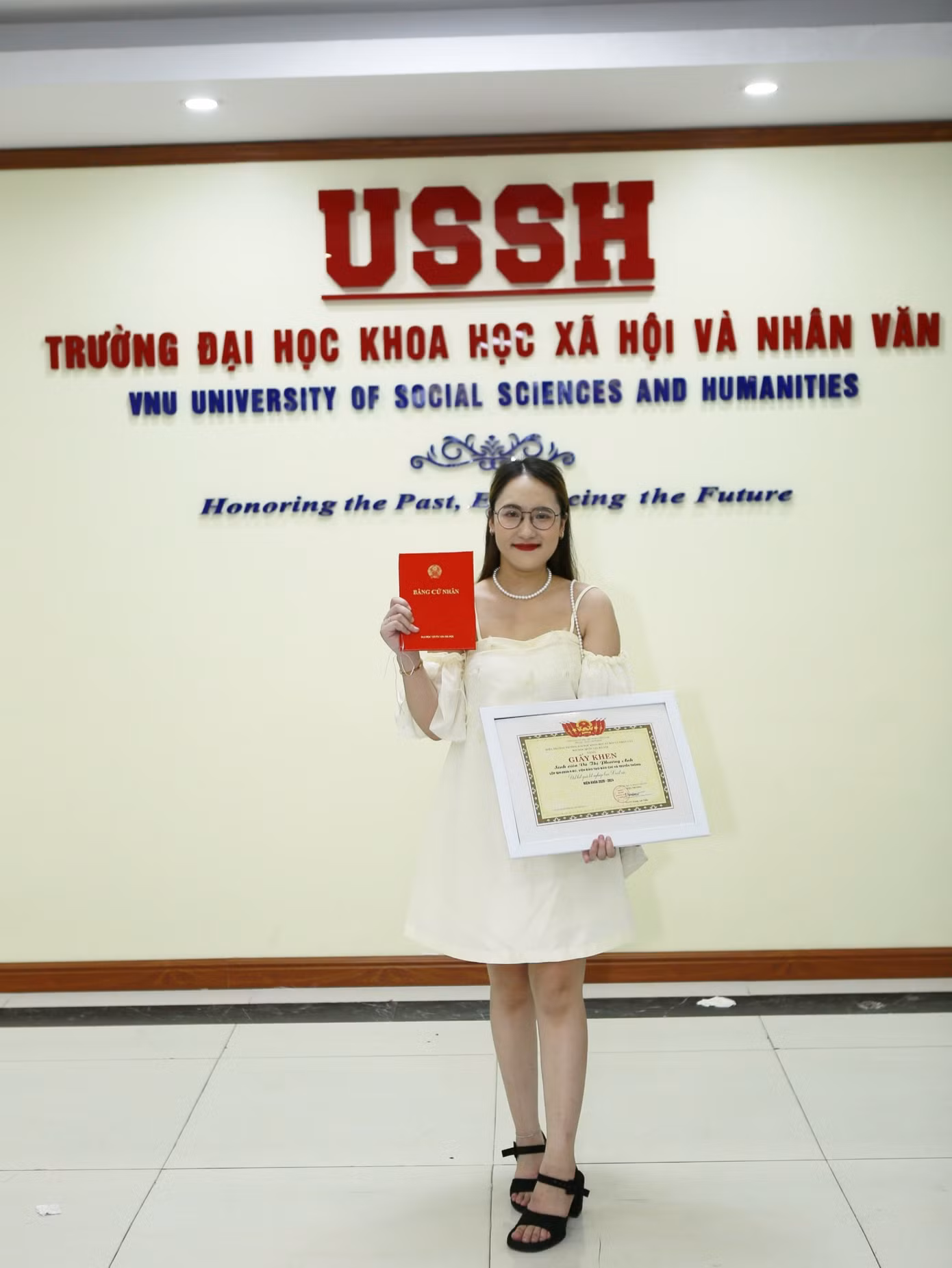 Vũ Thị Phương Anh, "đóa hoa nở muộn nhưng rực rỡ", minh chứng cho nghị lực phi thường và đam mê mãnh liệt với ngành Báo chí. Vũ Thị Phương Anh, "đóa hoa nở muộn nhưng rực rỡ", minh chứng cho nghị lực phi thường và đam mê mãnh liệt với ngành Báo chí.
