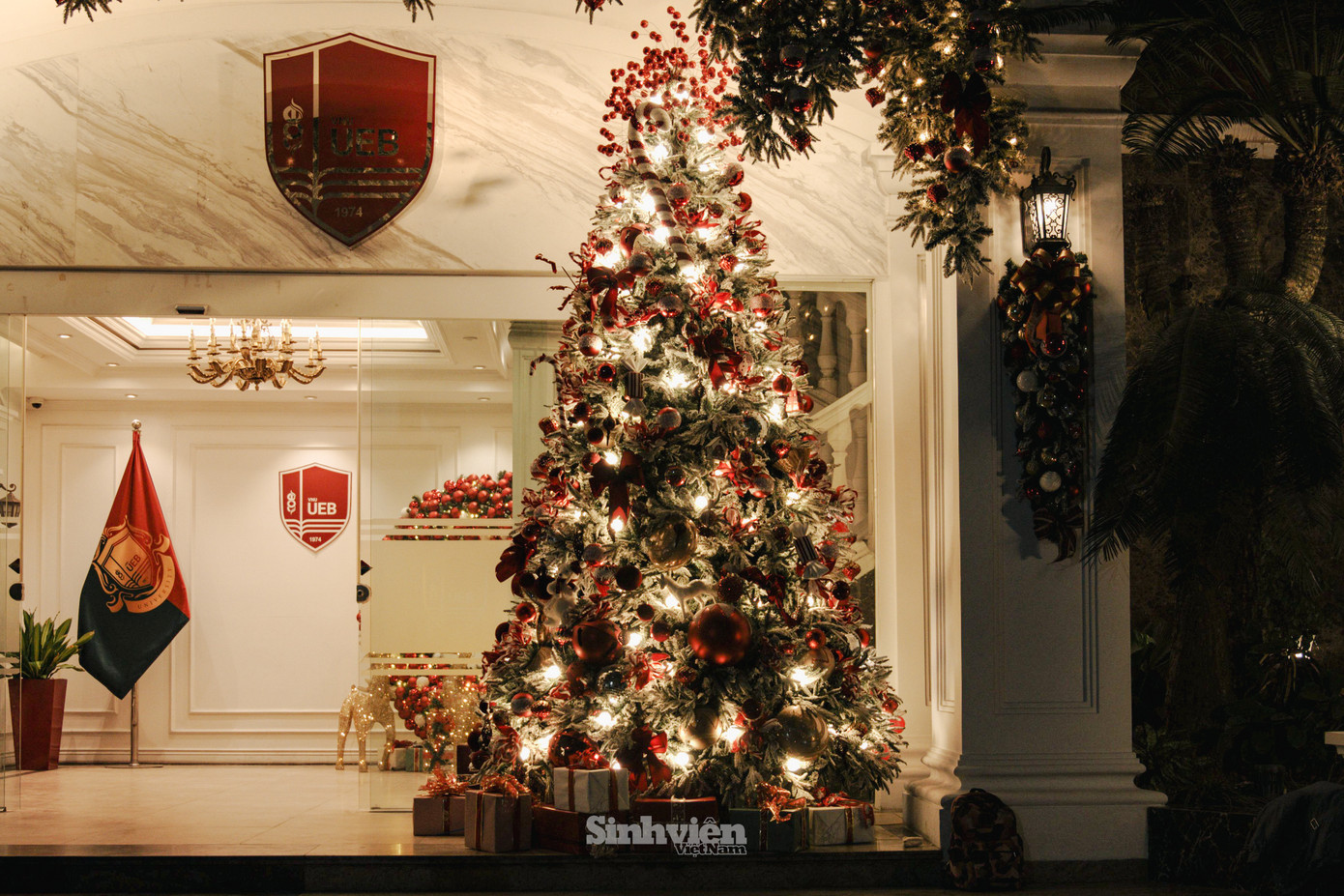 Không gian lung linh hơn khi lên đèn vào buổi tối. Bạn Nguyễn Thùy Trang, lớp Quản trị Kinh doanh 4 K69 UEB chia sẻ: “Em thấy bất ngờ và thích thú với không gian, bày trí Giáng sinh lộng lẫy, hoành tráng và ấm áp của trường. Khu vực này được thiết kế từ đầu tháng 12 và thu hút đông đảo sinh viên đến chụp ảnh, thậm chí nhiều bạn sinh viên các trường lân cận cũng đến check- in.”