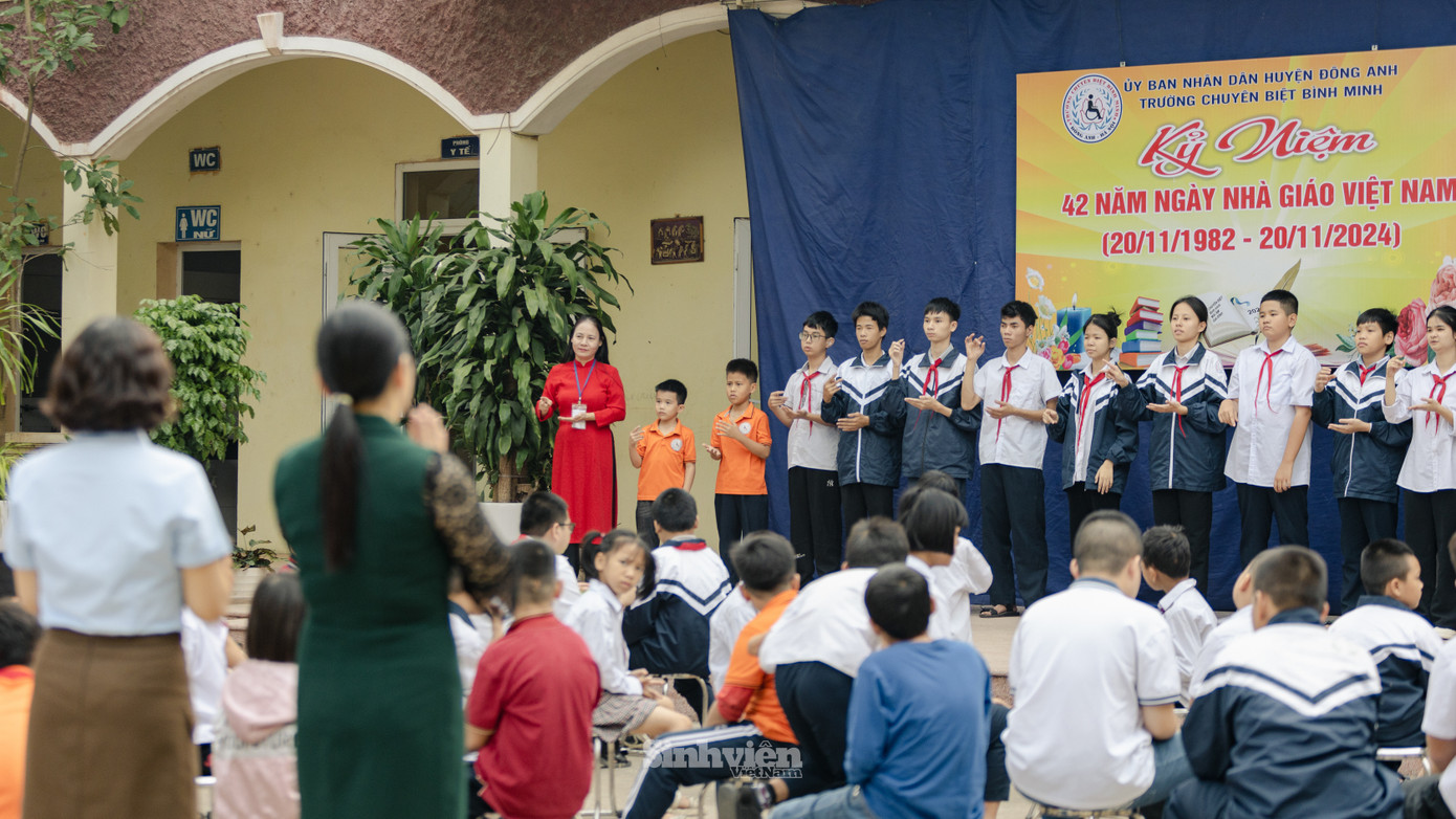 Sát ngày 20/11, chúng tôi có dịp ghé thăm một ngôi trường đặc biệt - Trường Chuyên biệt Bình Minh (Đông Anh, Hà Nội). Trường hiện có 101 học sinh gồm 29 em khiếm thính và 72 em khuyết tật trí tuệ (chậm phát triển trí tuệ, tự kỷ, tăng động giảm chú ý…). Sát ngày 20/11, chúng tôi có dịp ghé thăm một ngôi trường đặc biệt - Trường Chuyên biệt Bình Minh (Đông Anh, Hà Nội). Trường hiện có 101 học sinh gồm 29 em khiếm thính và 72 em khuyết tật trí tuệ (chậm phát triển trí tuệ, tự kỷ, tăng động giảm chú ý…).