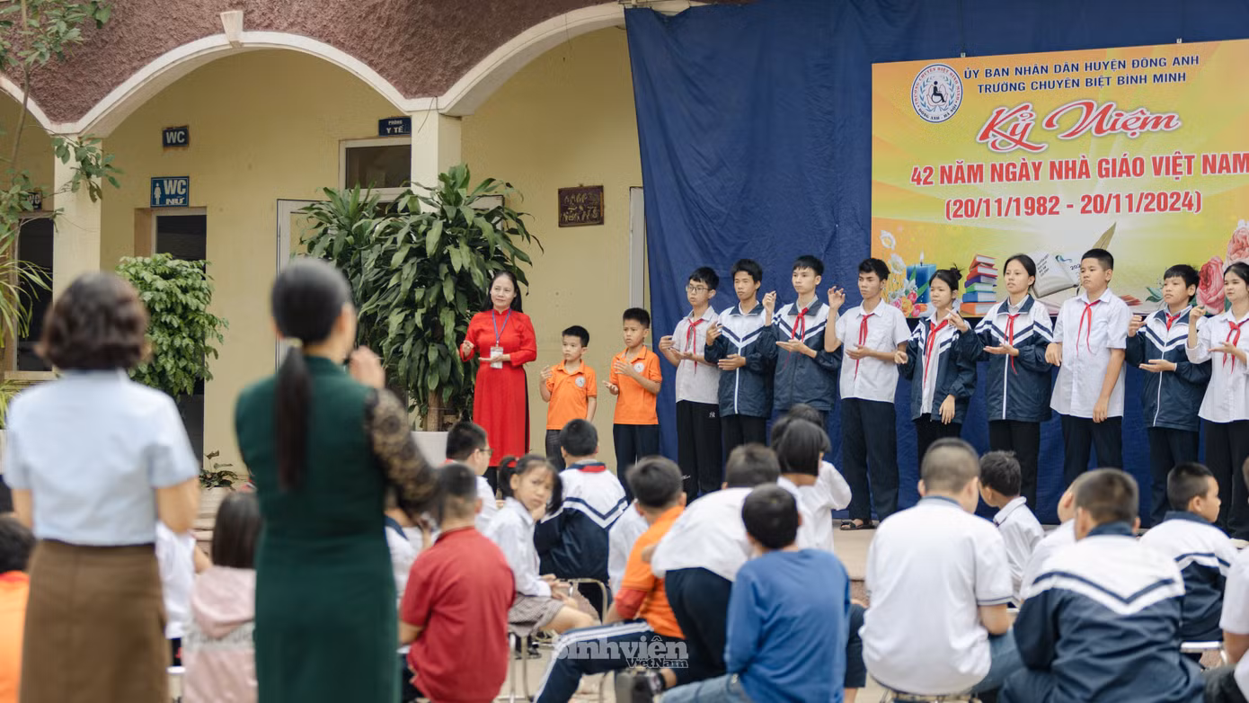 Sát ngày 20/11, chúng tôi có dịp ghé thăm một ngôi trường đặc biệt - Trường Chuyên biệt Bình Minh (Đông Anh, Hà Nội). Trường hiện có 101 học sinh gồm 29 em khiếm thính và 72 em khuyết tật trí tuệ (chậm phát triển trí tuệ, tự kỷ, tăng động giảm chú ý…).