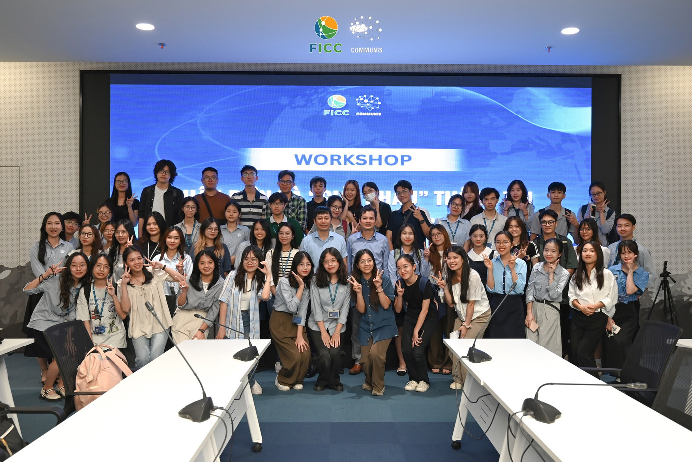 Talkshow “Nhận diện và giải phẫu thông tin trong bối cảnh thế giới phân mảnh” - Câu lạc bộ Sinh viên nghiên cứu truyền thông Học viện Ngoại giao tổ chức tháng 06 vừa qua. Talkshow “Nhận diện và giải phẫu thông tin trong bối cảnh thế giới phân mảnh” - Câu lạc bộ Sinh viên nghiên cứu truyền thông Học viện Ngoại giao tổ chức tháng 06 vừa qua.