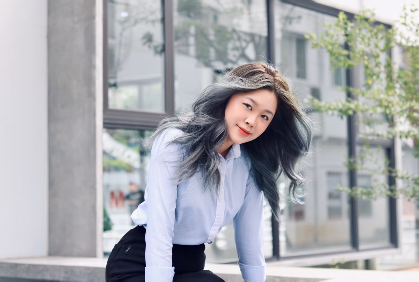 Châu Giang trong đồng phục của câu lạc bộ Nhà Doanh nghiệp Tương lai.