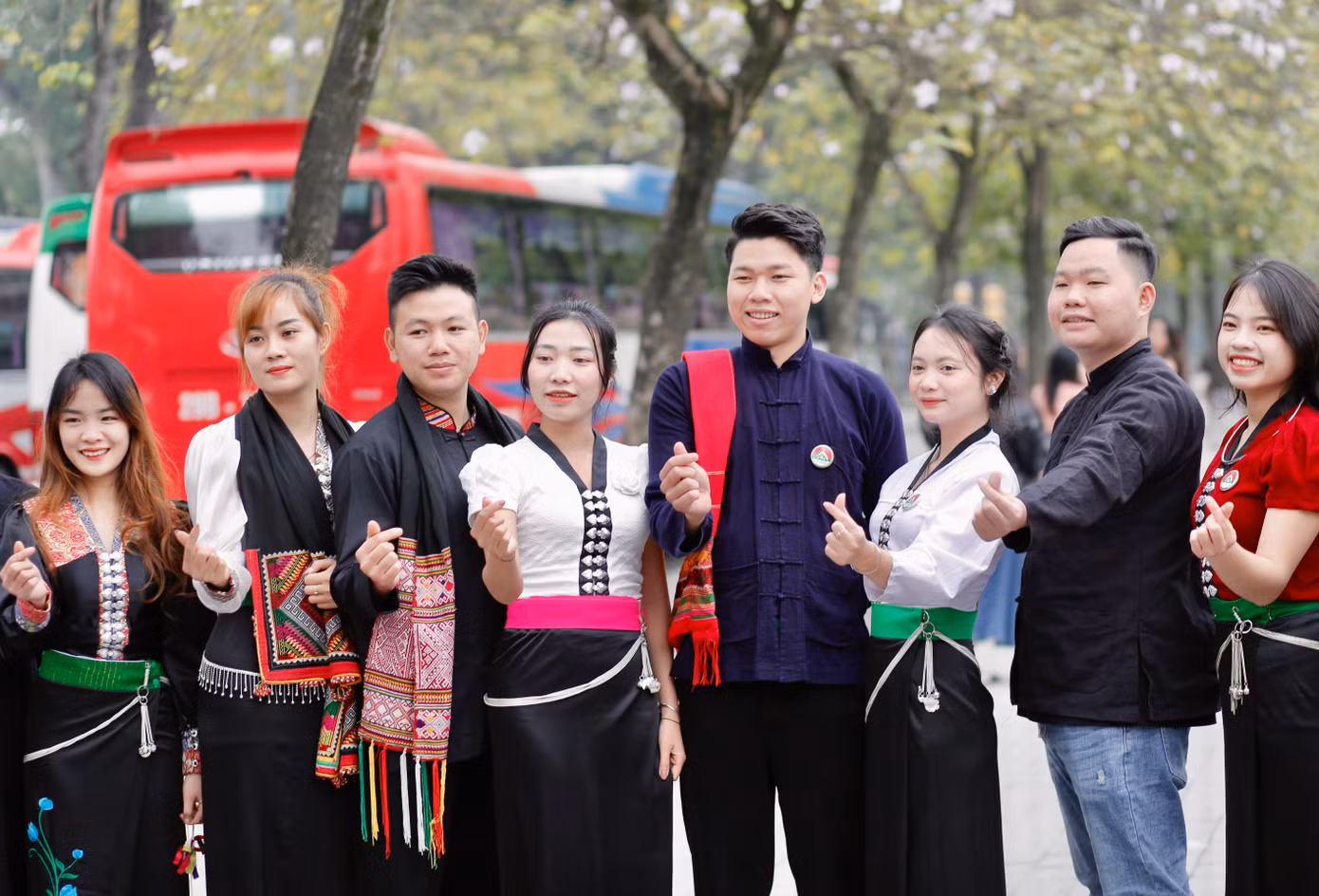 Hoa ban nở rộ như tô điểm thêm cho mùa xuân Hà Nội thêm rực rỡ.