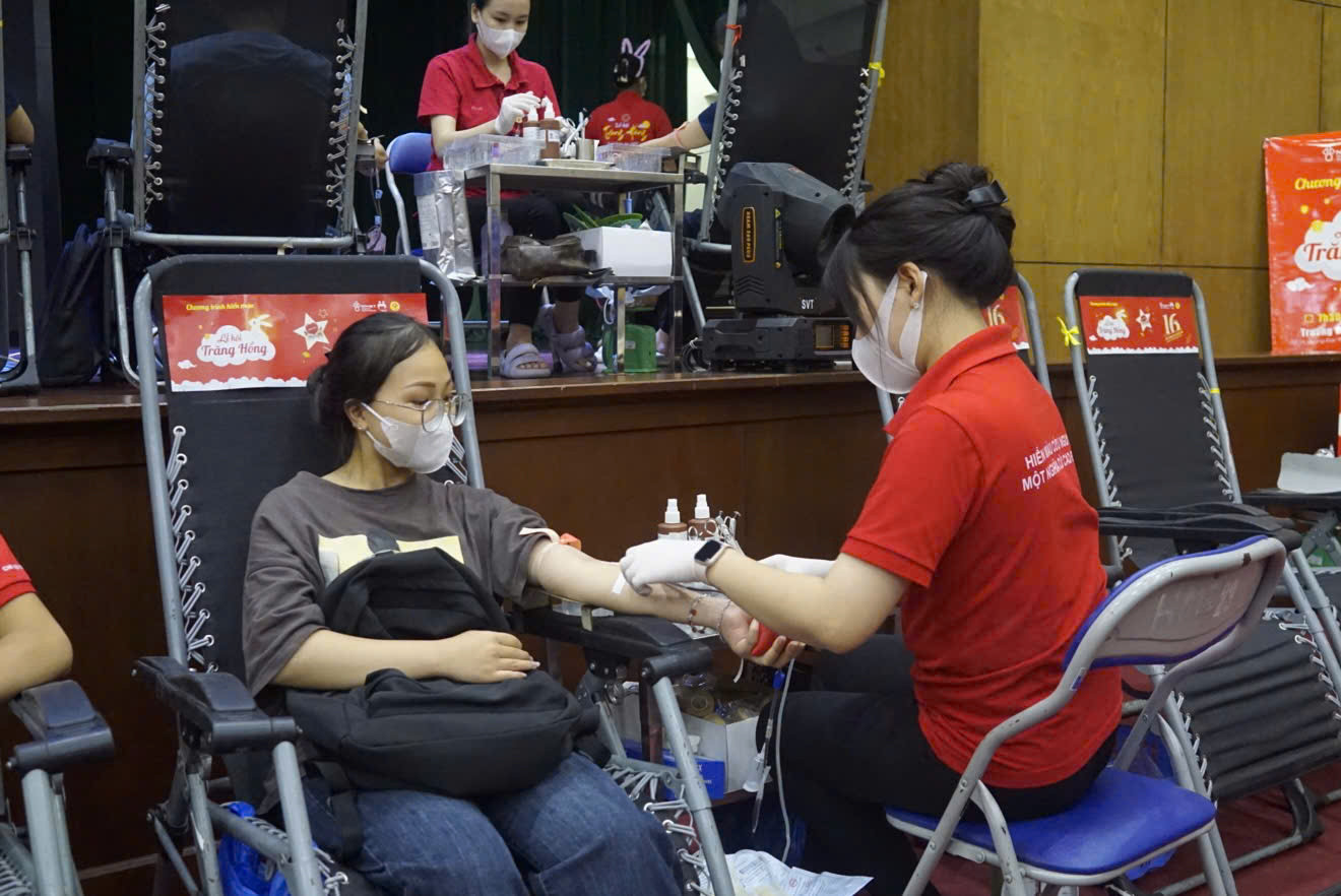 Các bạn trẻ tích cực tham gia hiến máu tại chương trình. Các bạn trẻ tích cực tham gia hiến máu tại chương trình.