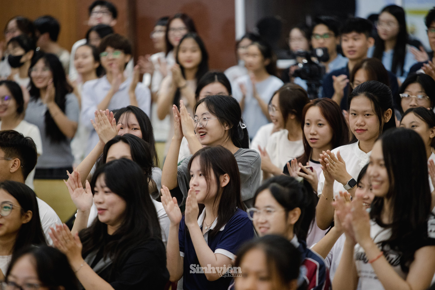 Chàng ca sĩ trẻ nhận được sự chào đón nồng nhiệt ngay khi xuất hiện trên sân khấu.