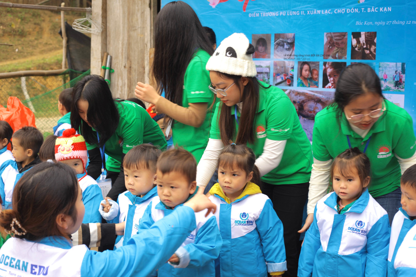 Tình nguyện viên của chiến dịch Đông Ấm Xuân Lạc 2022. Tình nguyện viên của chiến dịch Đông Ấm Xuân Lạc 2022.