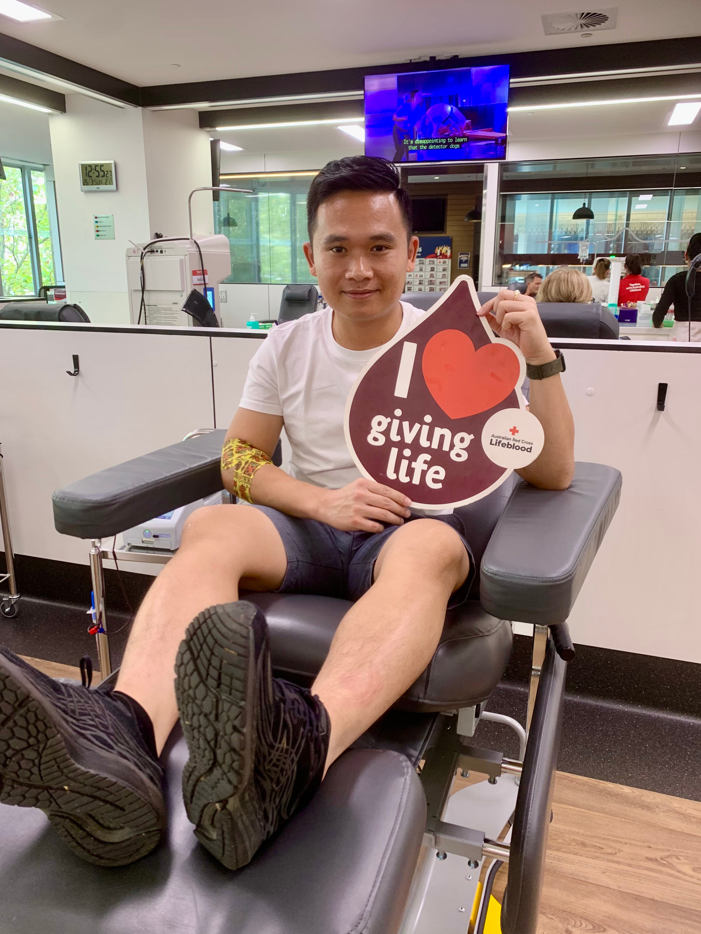 Thiện tham gia hiến máu cùng Hội Chữ thập đỏ Australia.