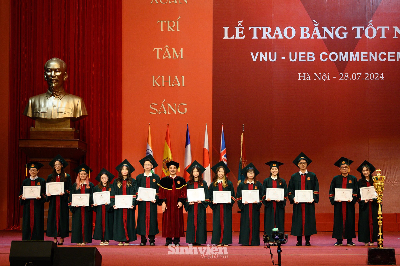 TS Phạm Minh Tuấn - Phó Hiệu trưởng nhà trường trao thưởng cho sinh viên học tập và rèn luyện xuất sắc.