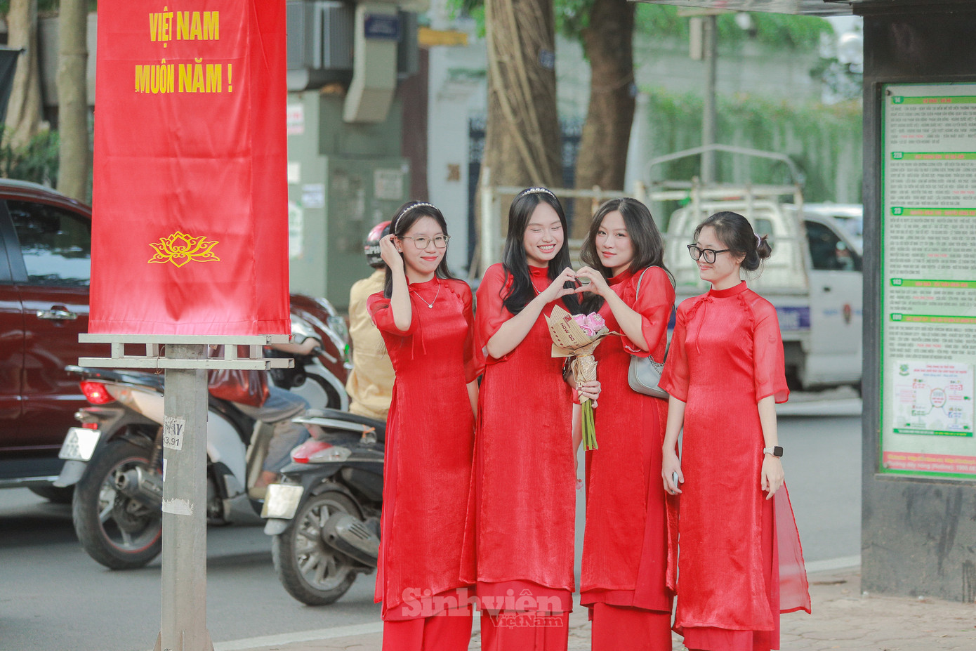 Những chiếc áo dài truyền thống trở thành điểm nhấn của Ngày Phụ nữ Việt Nam.