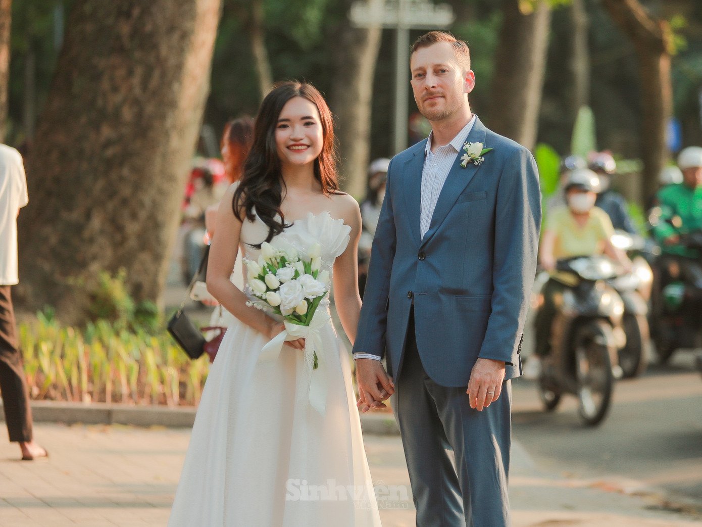 Anh Dan - giáo viên Tiếng Anh, sinh sống và làm việc ở Việt Nam được 6 năm chia sẻ: "Mình biết Ngày Phụ nữ Việt Nam, một ngày lễ rất đặc biệt. Nhân ngày này, mình muốn gửi lời tới vợ mình rằng cô ấy là một người phụ nữ rất mạnh mẽ, thông minh và tháo vát. Mình yêu và thương cô ấy rất nhiều!".