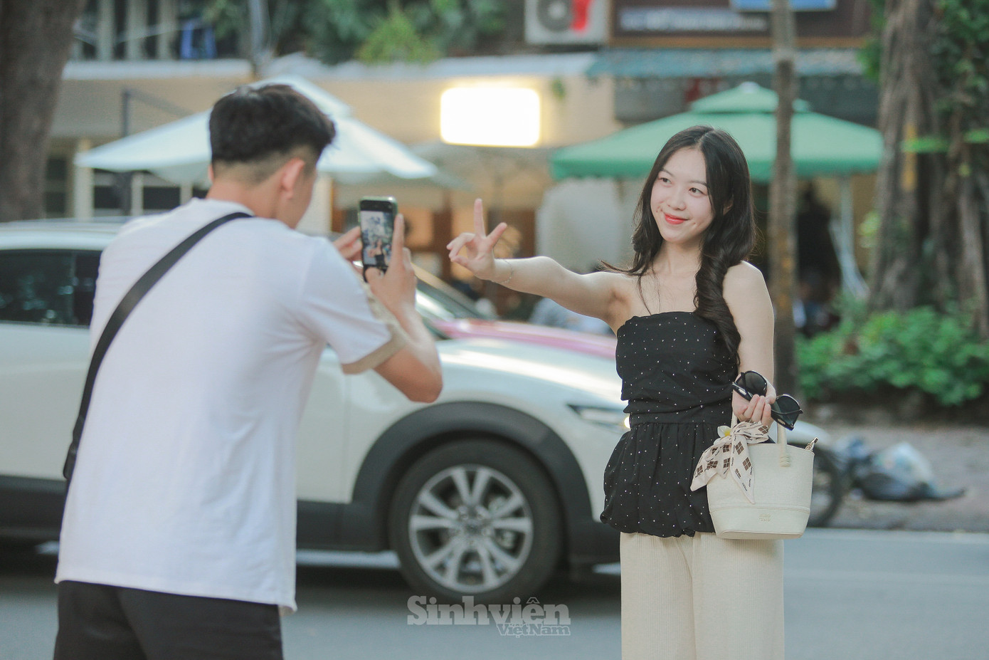 Các cặp đôi cùng lưu lại những khoảnh khắc hạnh phúc.