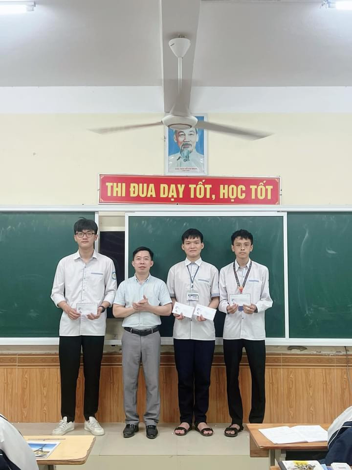 Khôi Nguyên cùng các bạn trong lớp được thầy giáo chủ nhiệm khen thưởng.