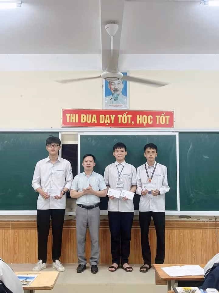 Khôi Nguyên cùng các bạn trong lớp được thầy giáo chủ nhiệm khen thưởng.