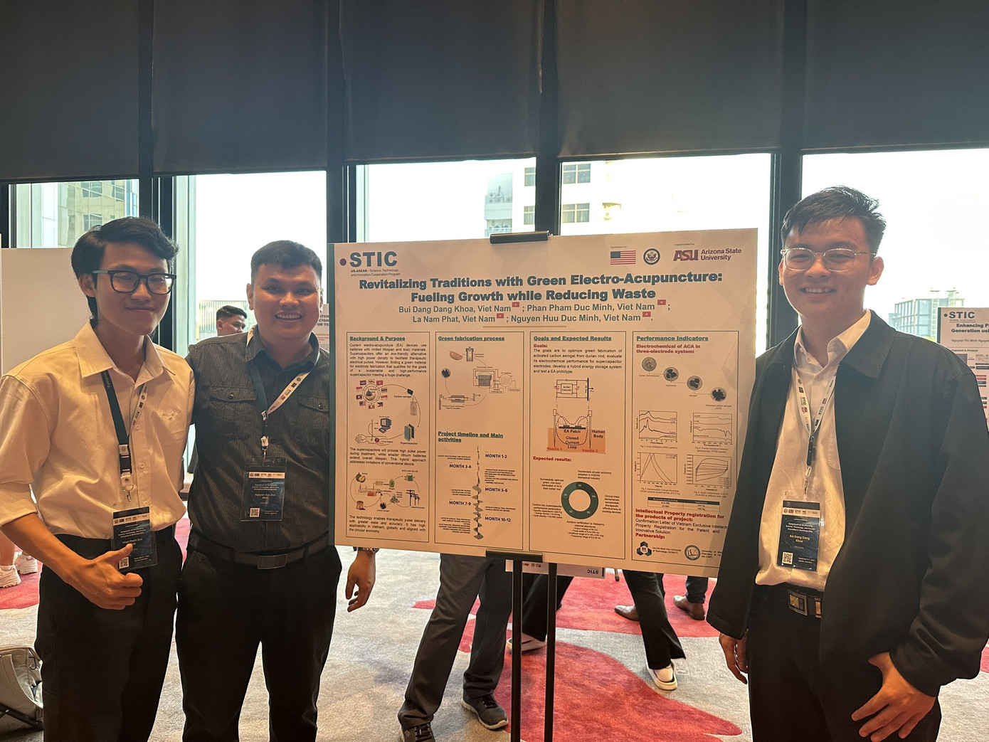 Đức Minh (ngoài cùng bên trái) dự định thử sức mình ở môi trường học thuật nước ngoài để đóng góp cho khoa học nước nhà. Đức Minh (ngoài cùng bên trái) dự định thử sức mình ở môi trường học thuật nước ngoài để đóng góp cho khoa học nước nhà.