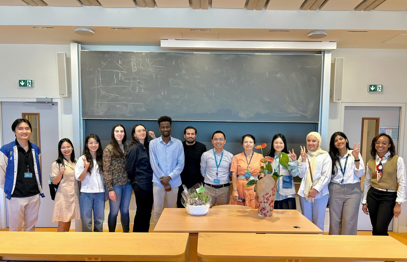 Ngọc Ánh và các bạn trong chương trình thạc sĩ sau buổi bảo vệ luận văn thạc sĩ.