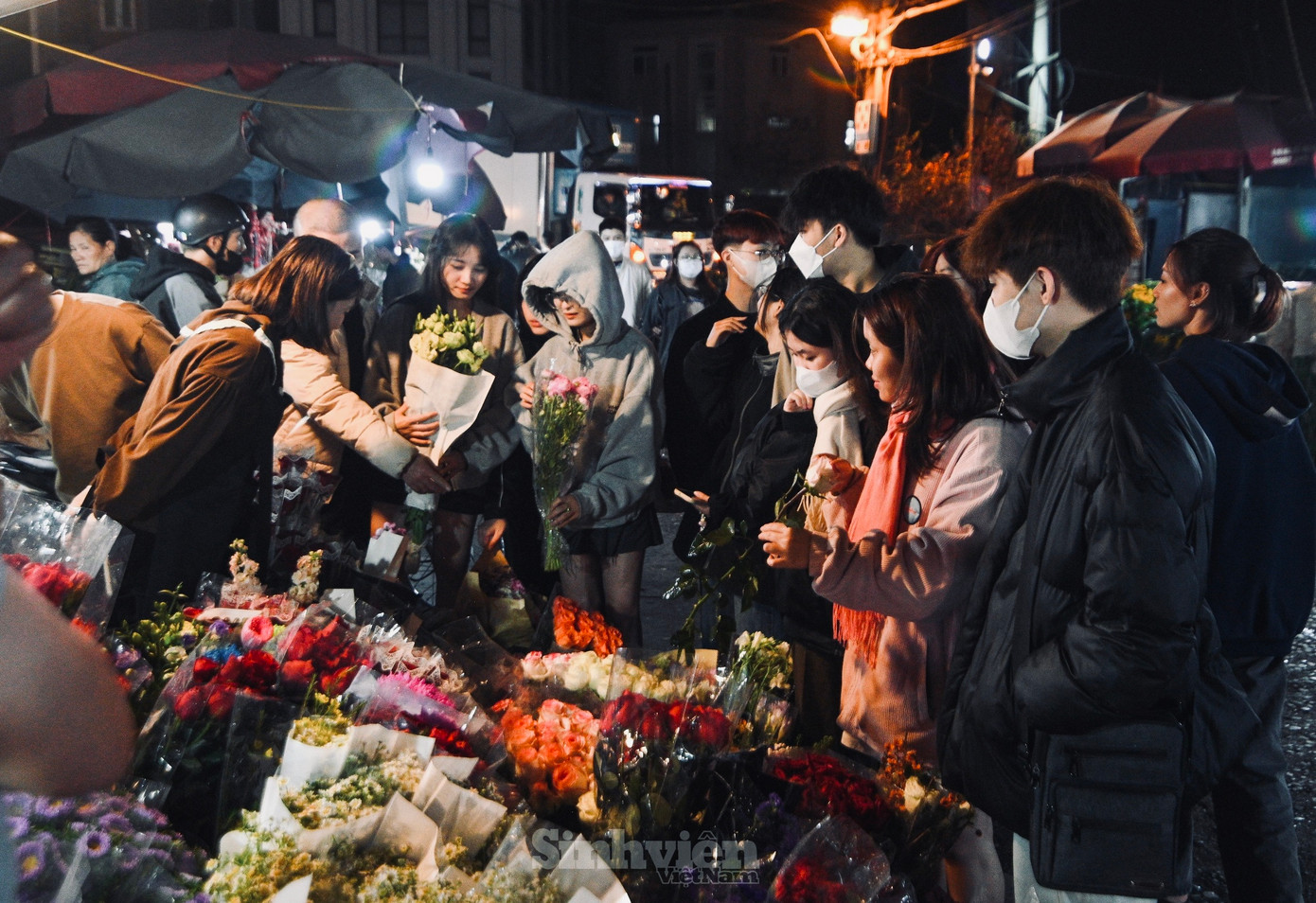 Nhiều bạn trẻ thích thú với trải nghiệm mua hoa trực tiếp từ chợ đầu mối bởi không khí nhộn nhịp mua bán, giá cả phải chăng, đa dạng các loại hoa từ những vùng trồng hoa lớn trên cả nước.