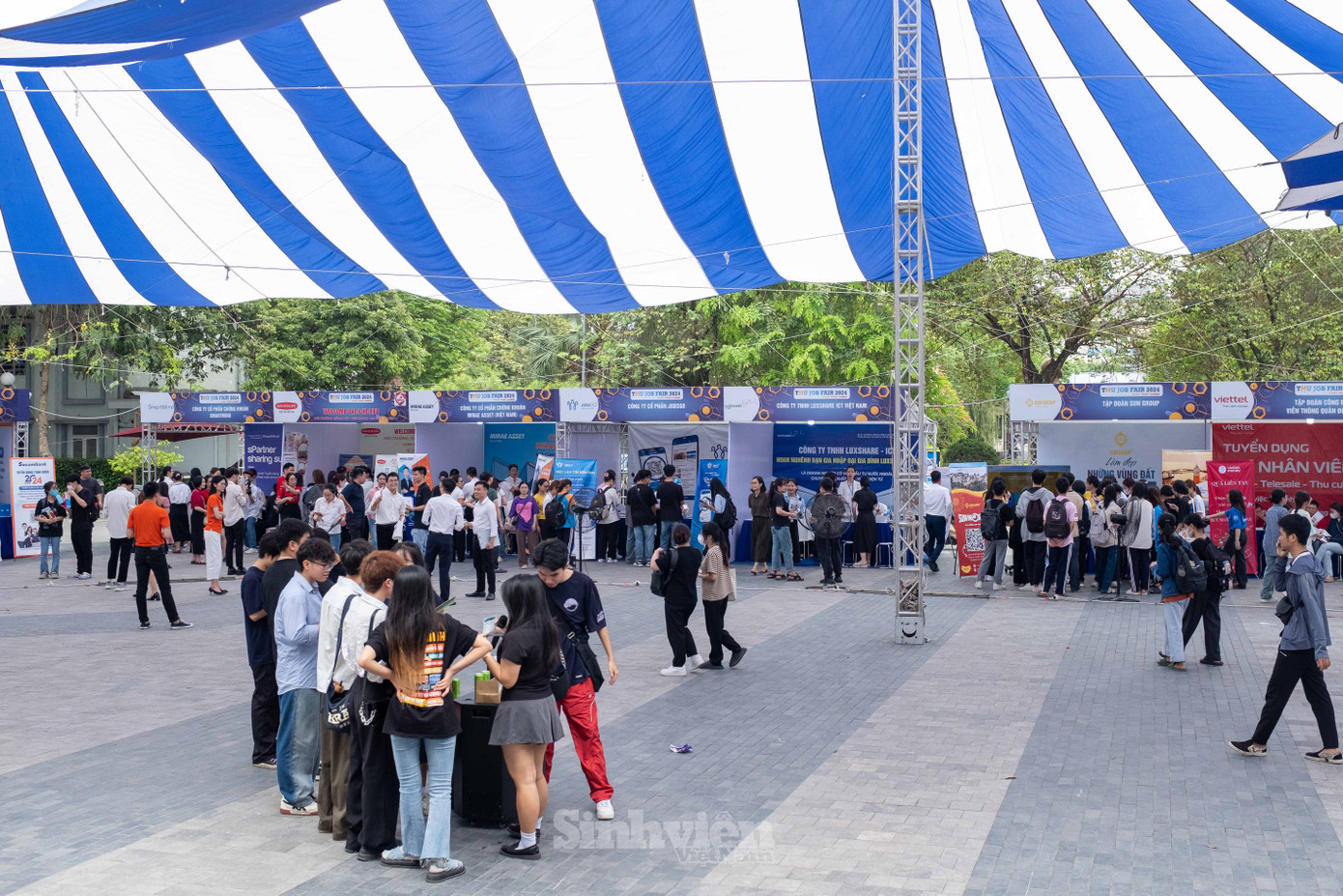 Không khí tại Hội chợ Hướng nghiệp và việc làm TMU 2024.