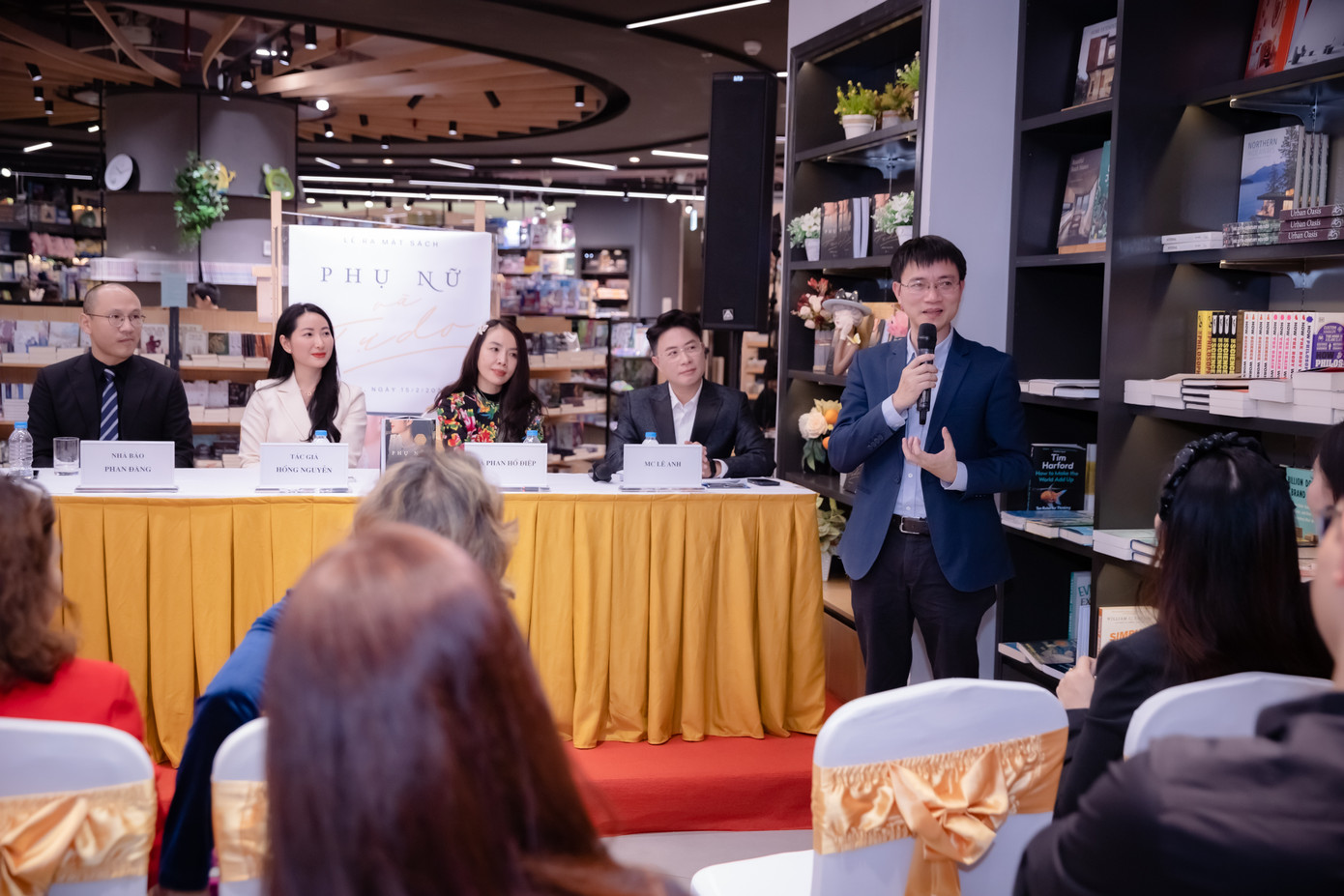 Nhà báo Nguyễn Tuấn Anh (cầm mic) đang là Trưởng ban Sinh viên, báo Tiền Phong. Anh đang chia sẻ trong một chương trình ra mắt sách của tác giả Hồng Nguyễn. Ảnh: Jason