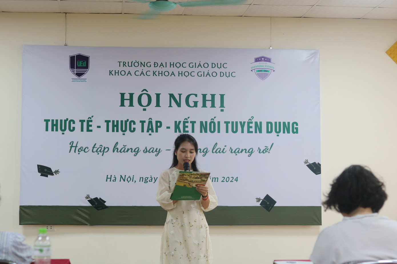 Hà Lê đại diện sinh viên Khóa QH20 Khoa tri ân thầy cô. Hà Lê đại diện sinh viên Khóa QH20 Khoa tri ân thầy cô.