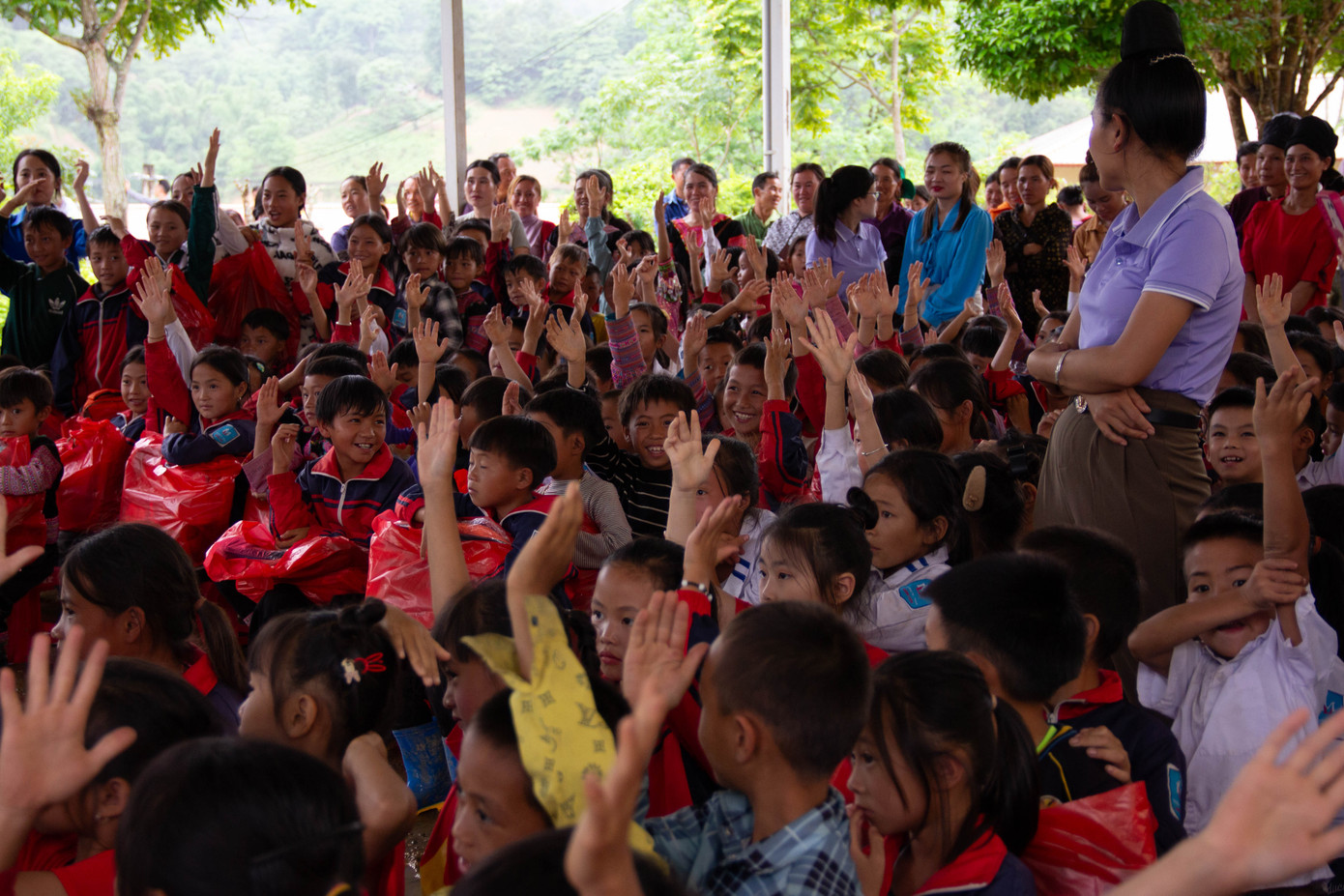 Hoạt động giao lưu tại chương trình tình nguyện. Hoạt động giao lưu tại chương trình tình nguyện.