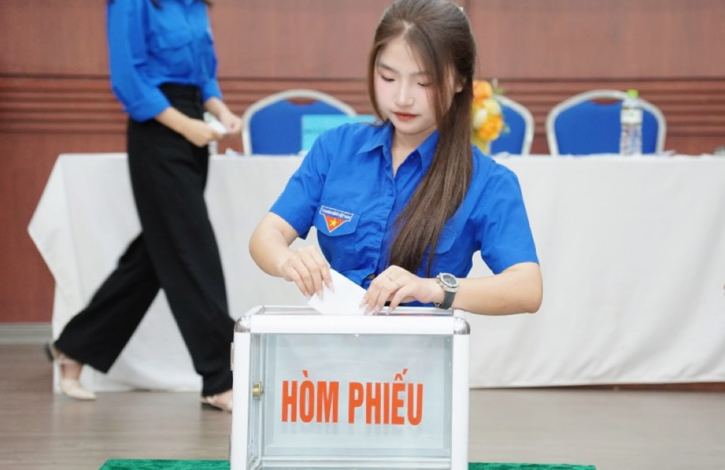Với Khánh Linh, việc học là nền tảng để phát triển tư duy và cuộc sống của mỗi người. Với Khánh Linh, việc học là nền tảng để phát triển tư duy và cuộc sống của mỗi người.