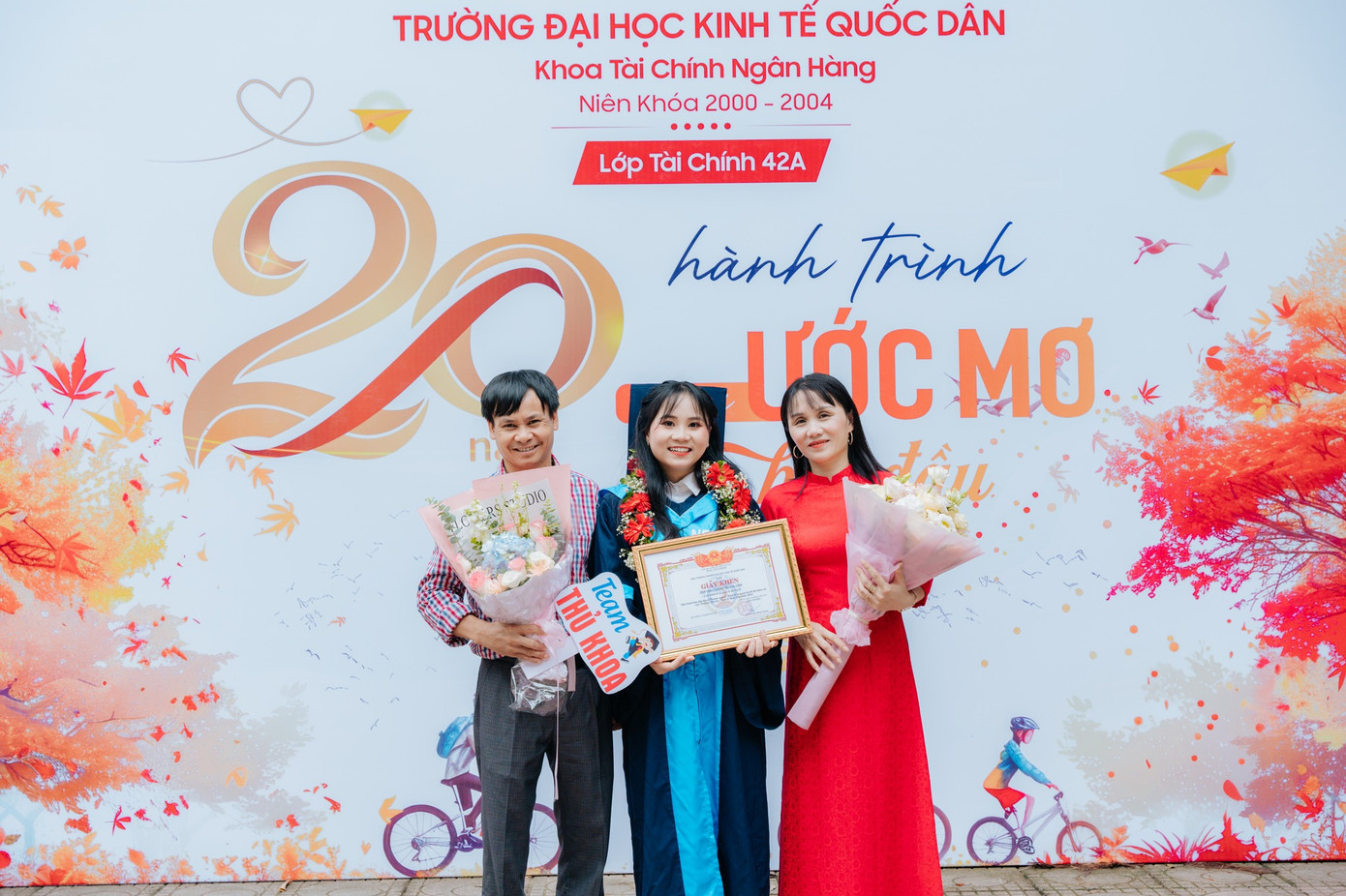 Lan Anh chụp ảnh cùng gia đình vào ngày lễ tốt nghiệp tháng 8/2024.