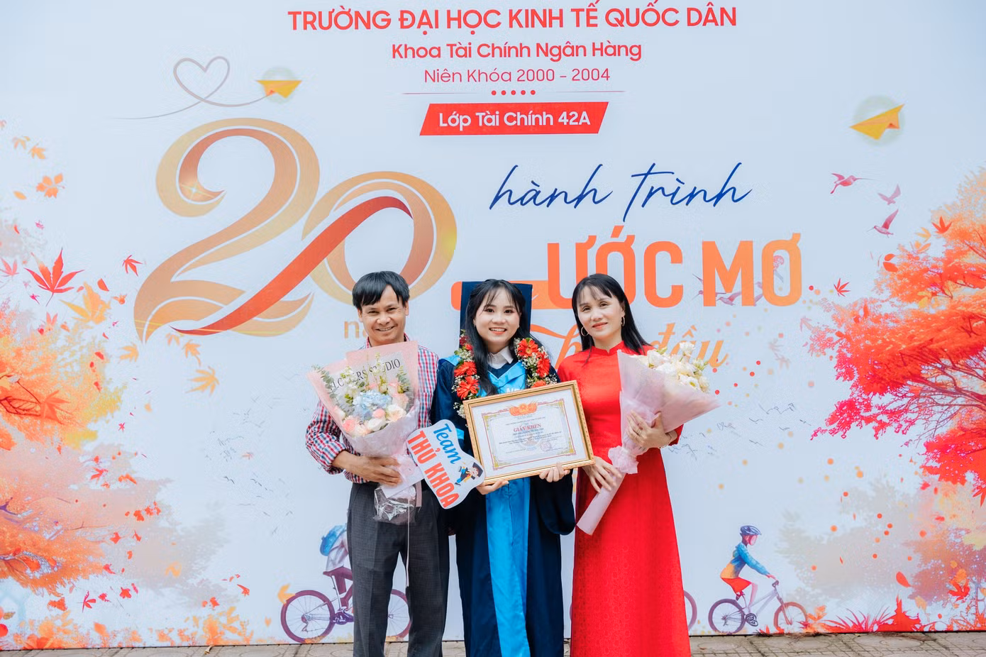 Lan Anh chụp ảnh cùng gia đình vào ngày lễ tốt nghiệp tháng 8/2024. Lan Anh chụp ảnh cùng gia đình vào ngày lễ tốt nghiệp tháng 8/2024.