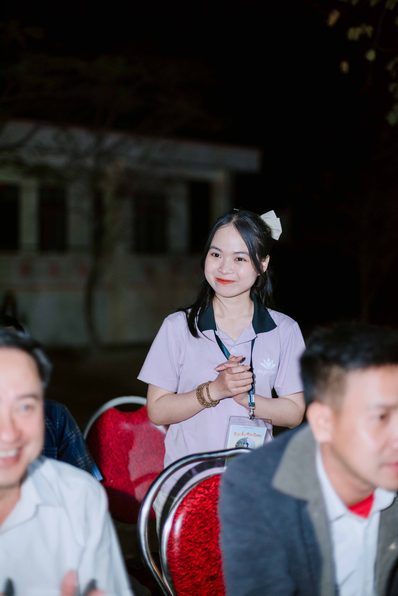 “Hãy trao đi và cảm nhận bằng cả trái tim, mình tin bạn sẽ có nhiều hơn một lần sự cho đi, sẻ chia với người khác” - Đặng Thị Hồng Hoa, Trưởng Ban tổ chức dự án. “Hãy trao đi và cảm nhận bằng cả trái tim, mình tin bạn sẽ có nhiều hơn một lần sự cho đi, sẻ chia với người khác” - Đặng Thị Hồng Hoa, Trưởng Ban tổ chức dự án.