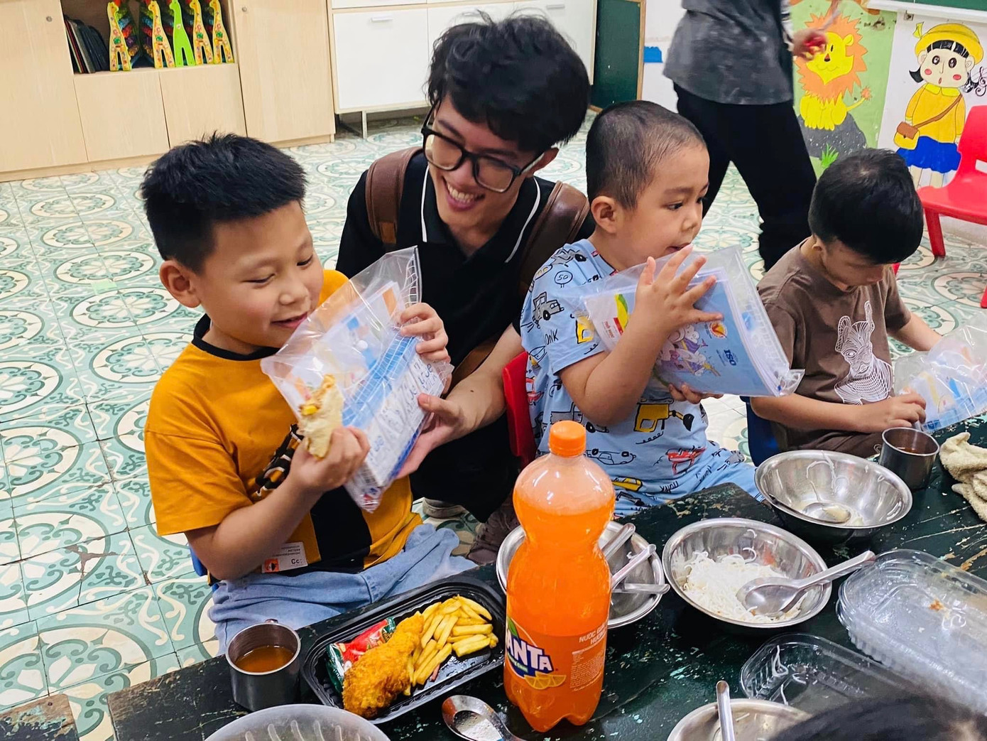 Với vai trò Ủy viên BCH Liên chi Đoàn, Tiến có cơ hội tham gia và tổ chức nhiều hoạt động thiện nguyện ý nghĩa.