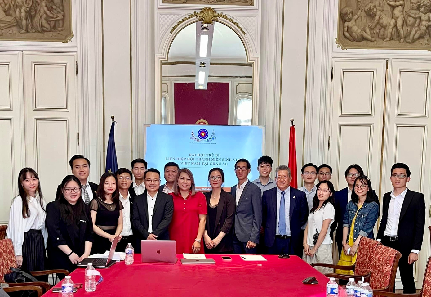 Dũng cùng Liên hiệp Hội Thanh niên Sinh viên Việt Nam tại châu Âu. Dũng cùng Liên hiệp Hội Thanh niên Sinh viên Việt Nam tại châu Âu.