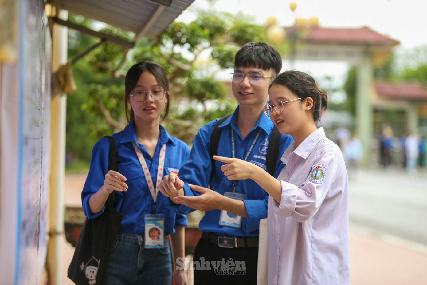 Có kết quả trúng tuyển từ Trường Đại học Sư Phạm Hà Nội theo phương thức xét tuyển kết hợp, bạn Lê Thảo (đồng phục trắng) bày tỏ sự thoải mái, tự tin trước ngày thi. "Niềm vui khi có kết quả trúng tuyển sớm vừa giúp em bớt áp lực, vừa là động lực để em tự tin làm hết sức mình các bài thi trong hai ngày tới" - Thảo chia sẻ. (Ghi nhận tại điểm thi Trường THPT Tây Tiền Hải - Thái Bình).