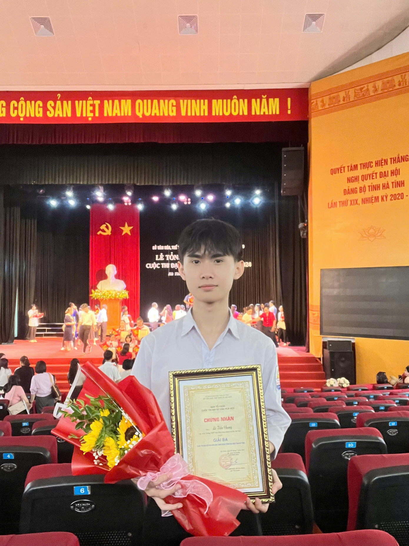 Tiến Chung là Đại sứ văn hóa đọc năm 2024. Tiến Chung là Đại sứ văn hóa đọc năm 2024.