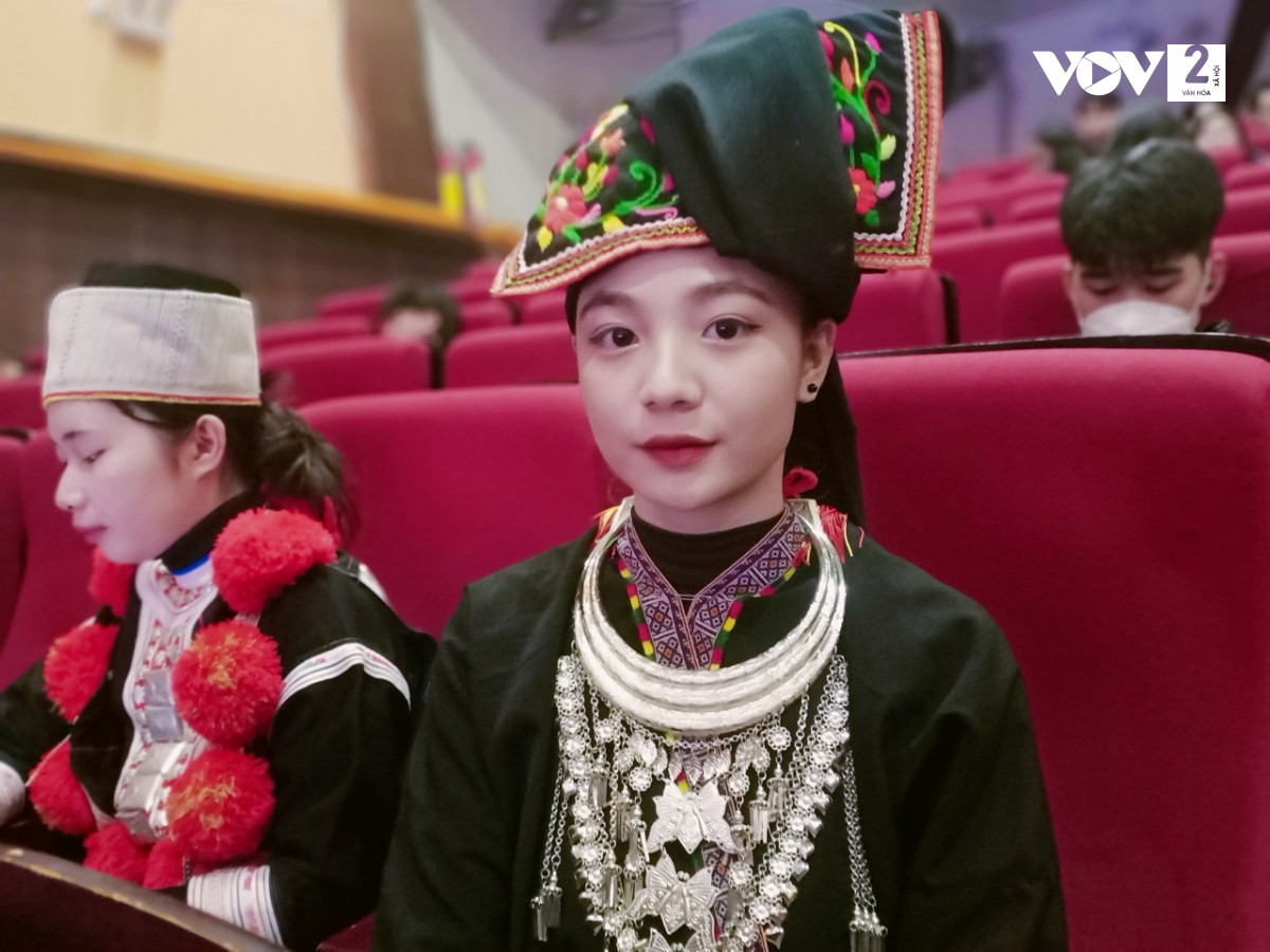 Phùng Thị Quỳnh Trang cùng bộ trang phục dân tộc Dao lộng lẫy trong Lễ tuyên dương học sinh, sinh viên dân tộc thiểu số. Phùng Thị Quỳnh Trang cùng bộ trang phục dân tộc Dao lộng lẫy trong Lễ tuyên dương học sinh, sinh viên dân tộc thiểu số.
