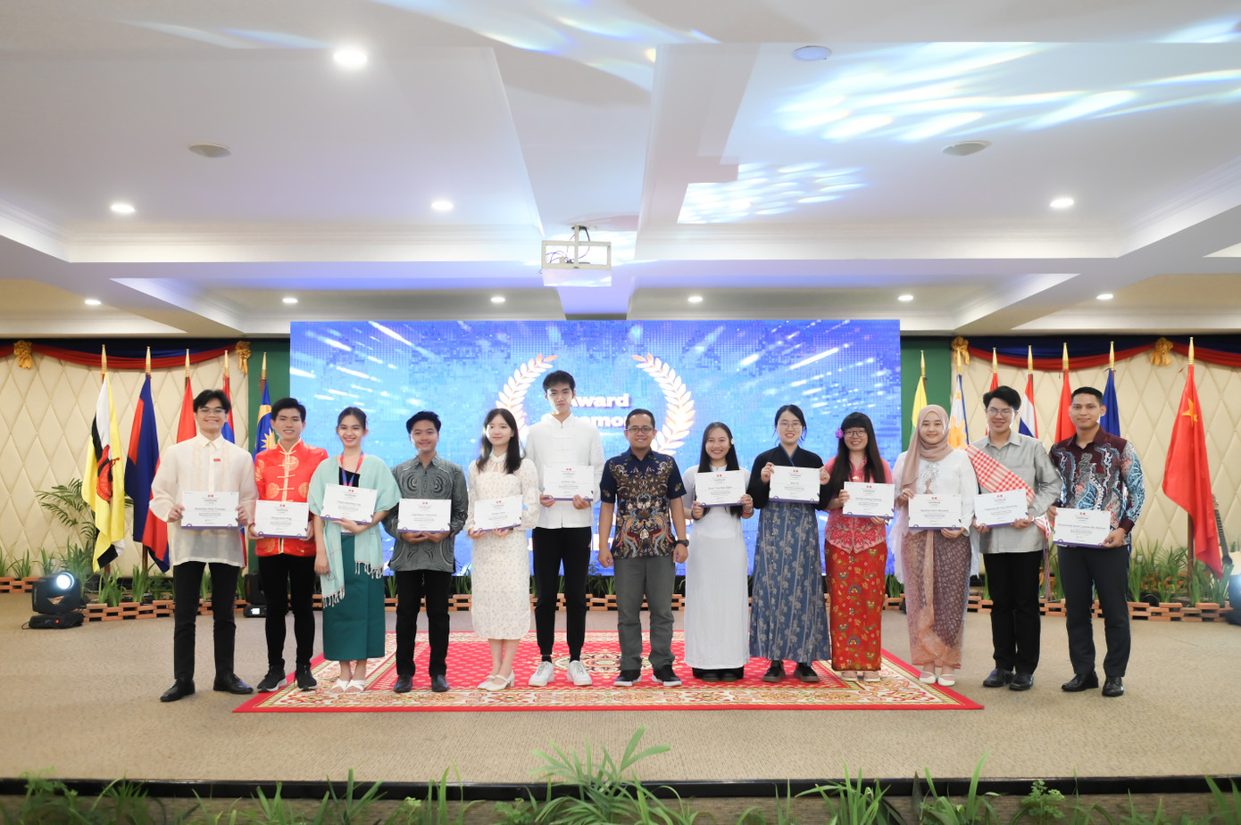 Trao giải cho các tập thể xuất sắc tại hội nghị Lãnh đạo trẻ ASEAN - Trung Quốc.