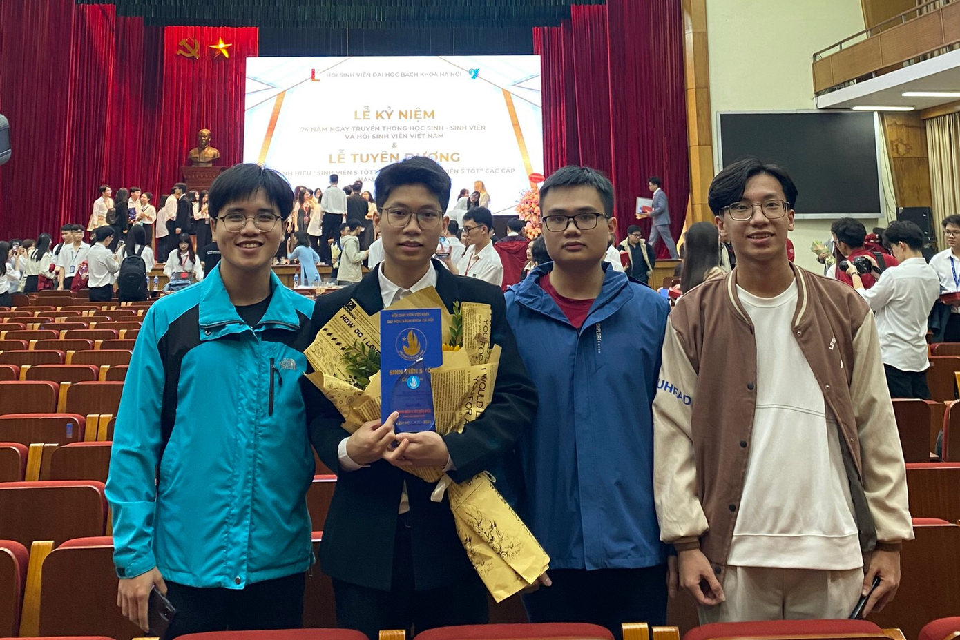 Nhóm bạn thân đến chúc mừng Cương nhận danh hiệu Sinh viên 5 tốt cấp Đại học.