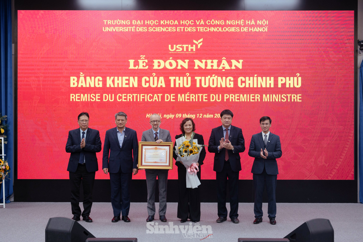 Trường Đại học Khoa học và Công nghệ Hà Nội đón nhận bằng khen của Thủ tướng Chính phủ.
