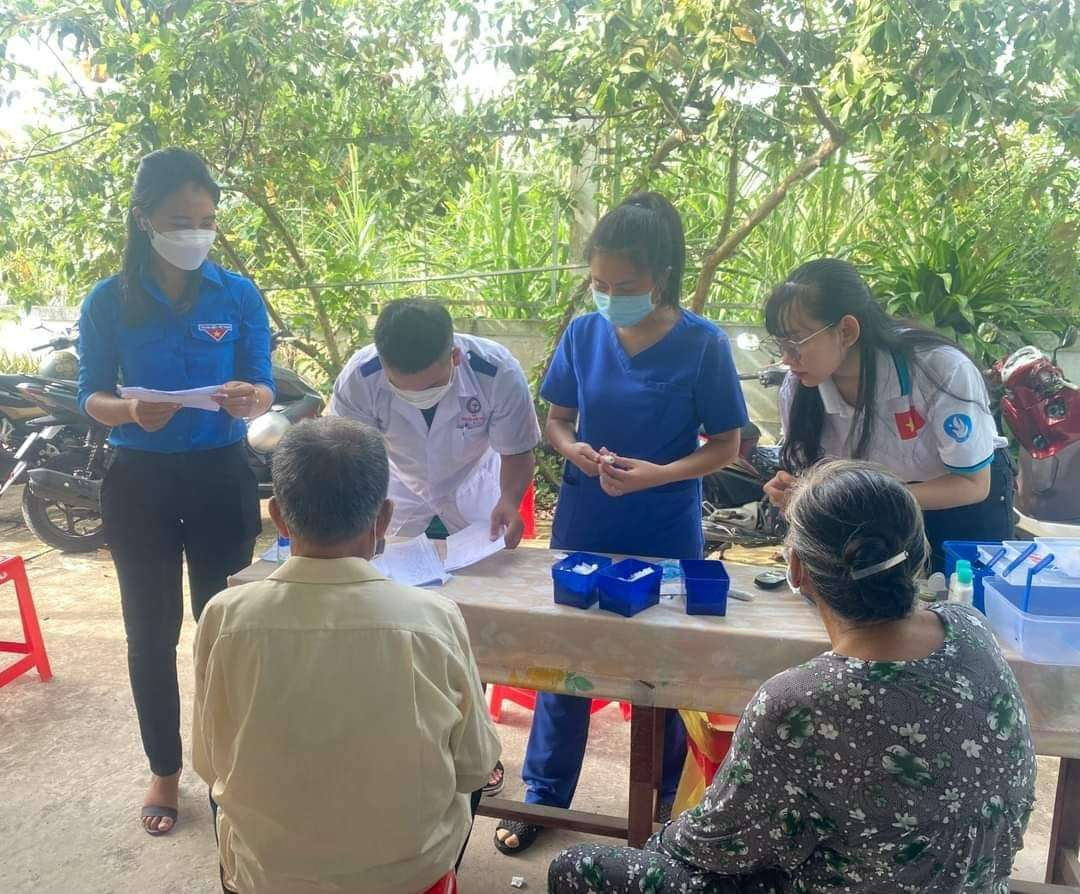 Tích cực tham gia các hoạt động tình nguyện khám chữa bệnh cho người dân.