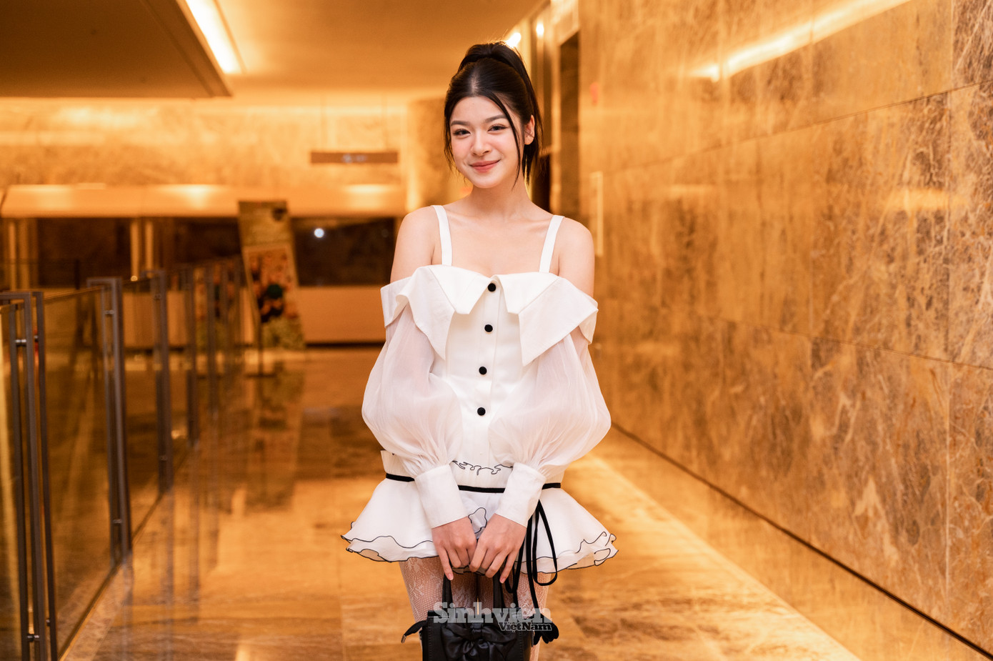 Hoài Anh đảm nhiệm vai Trang trong Hoa sữa về trong gió.