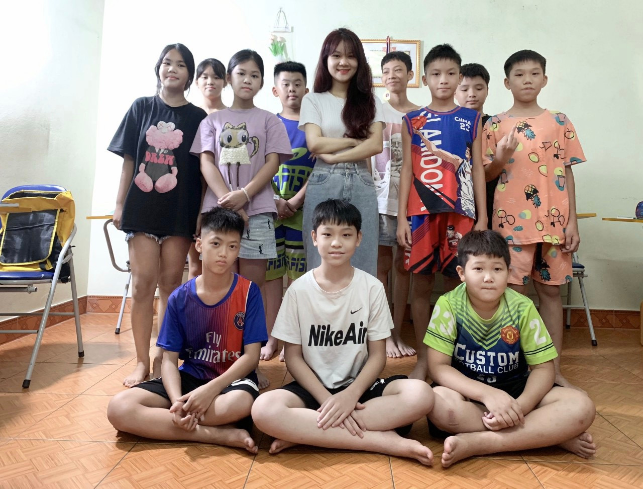 Các bạn học sinh đăng ký lớp học tiếng Anh của Uyên.