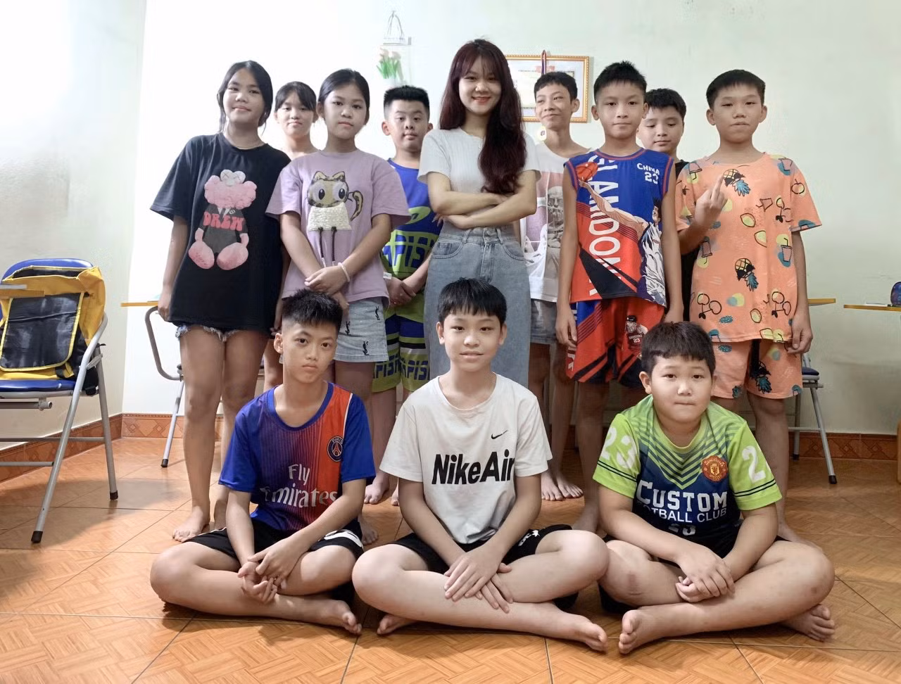 Các bạn học sinh đăng ký lớp học tiếng Anh của Uyên.