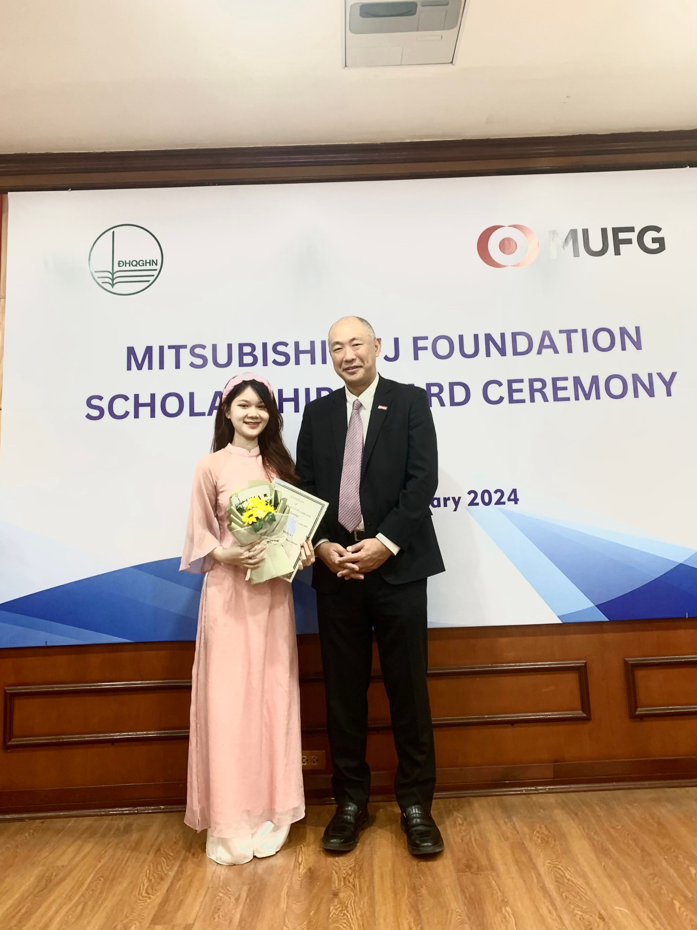 Thu Uyên nhận học bổng Mitsubishi Nhật Bản lần 2.