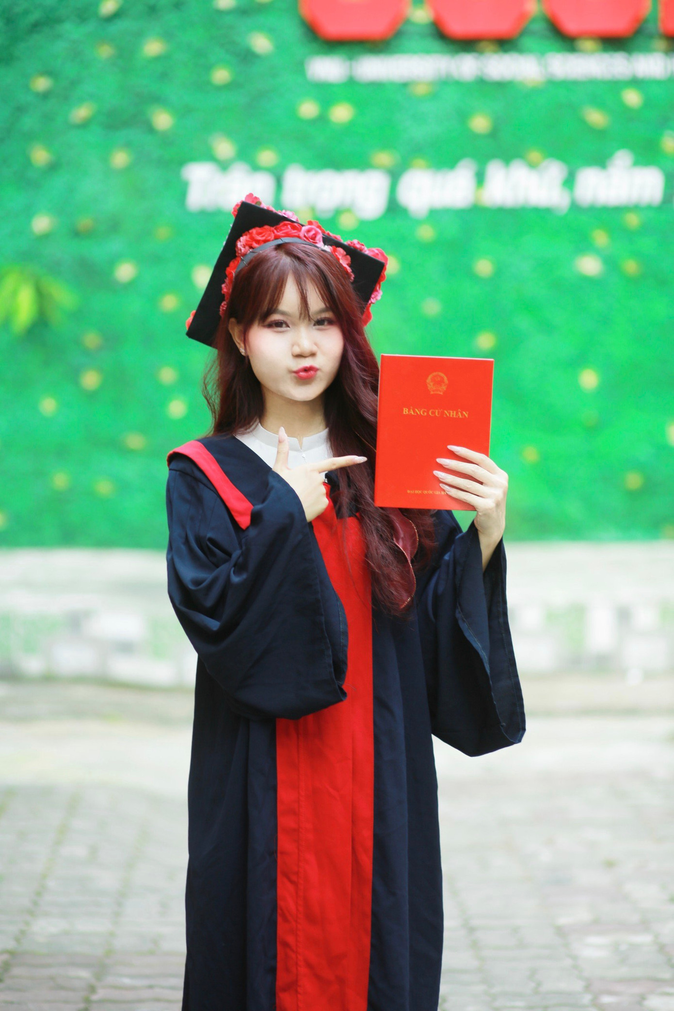 Lê Thu Uyên là sinh viên tốt nghiệp loại xuất sắc của ngành Quản trị Khách sạn tại Khoa Du lịch học, Trường Đại học Khoa học Xã hội và Nhân văn.