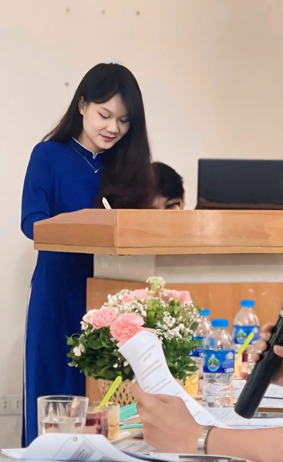 Thu Uyên bảo vệ khoá luận tốt nghiệp.