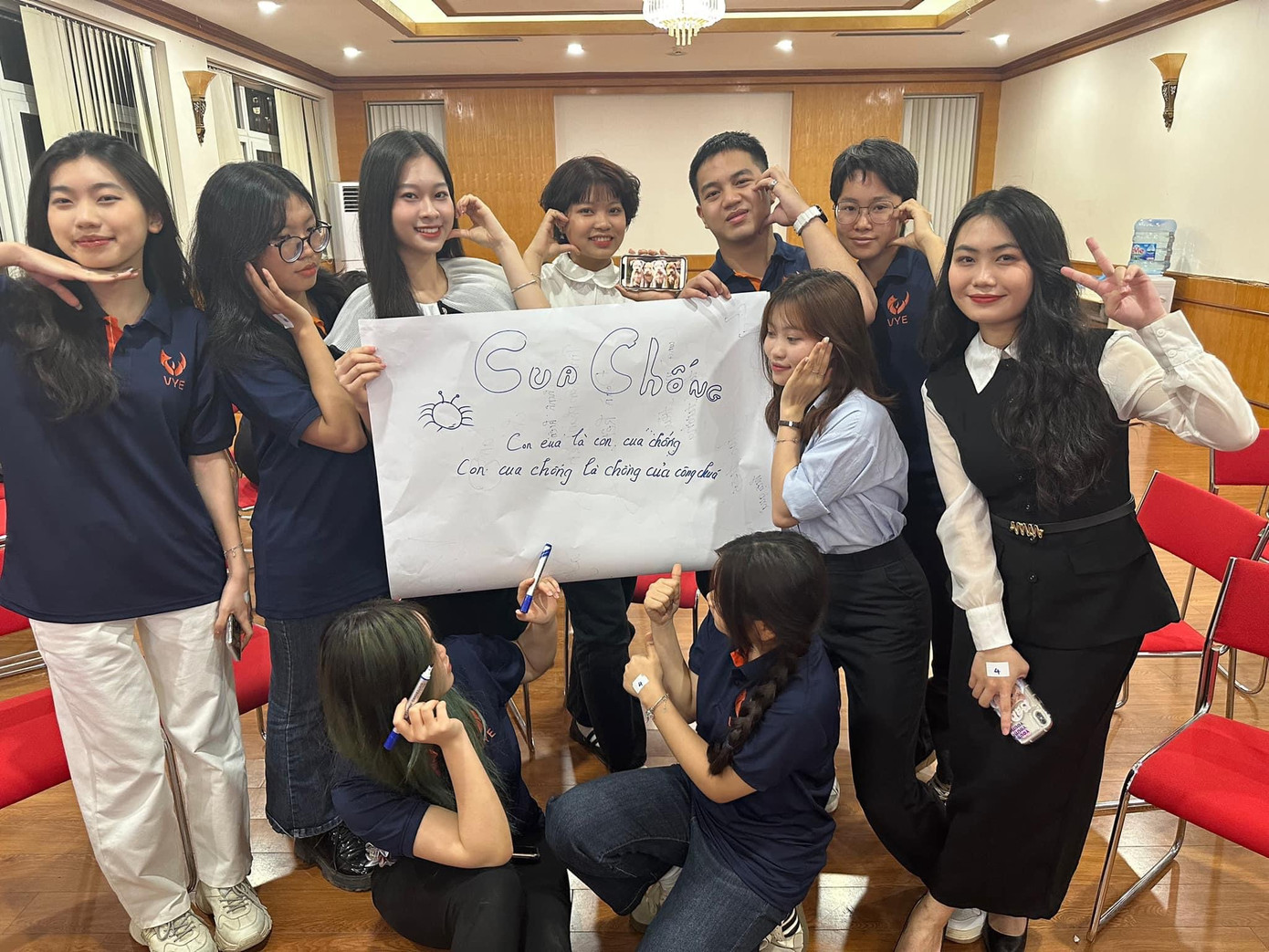 Linh Phượng và các bạn sinh viên trong câu lạc bộ.