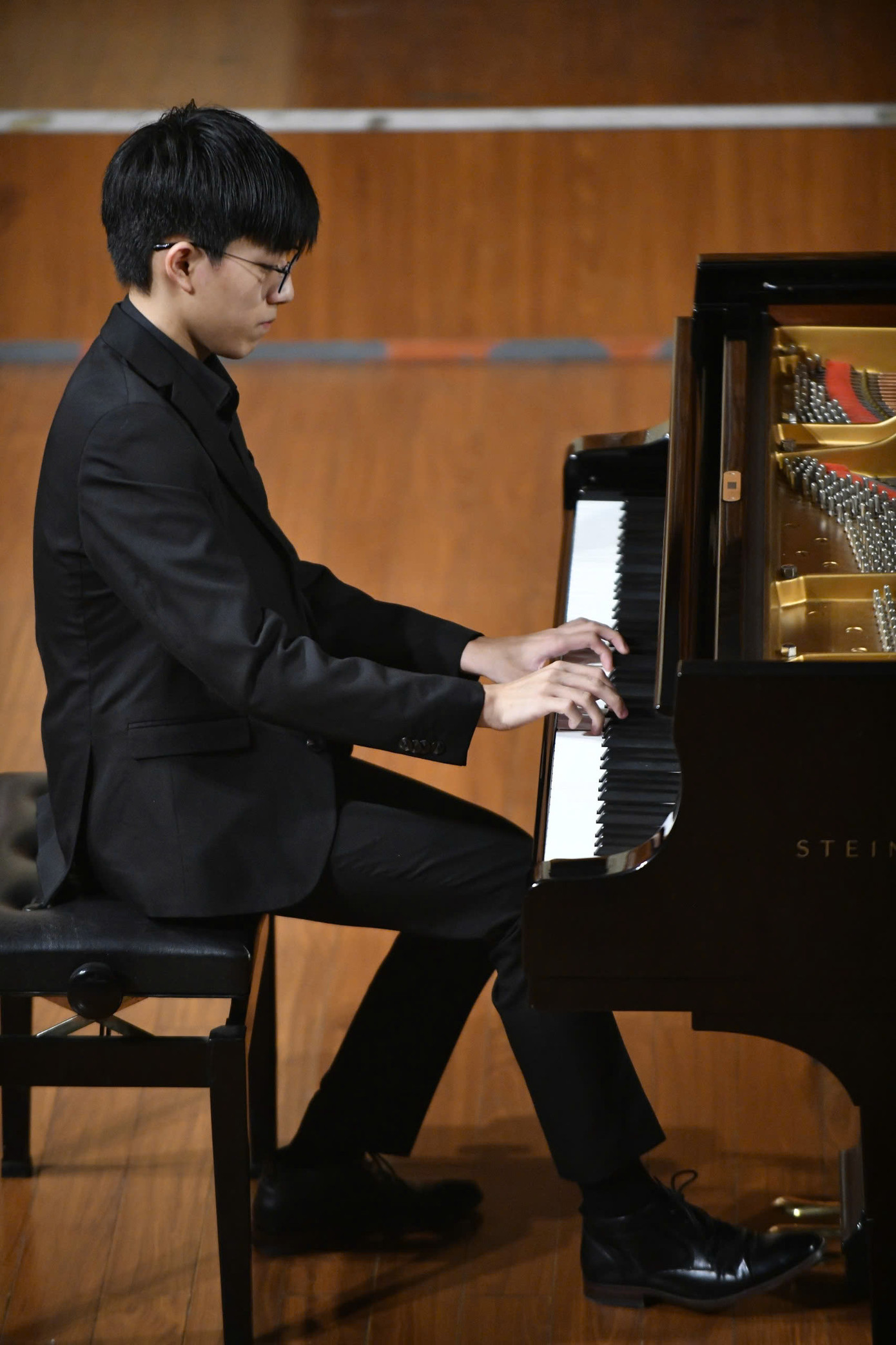 Những ngón tay dài, trắng trẻo của Gia Quang lướt nhẹ trên phím đàn, tạo nên những âm thanh du dương, trầm bổng. Những ngón tay dài, trắng trẻo của Gia Quang lướt nhẹ trên phím đàn, tạo nên những âm thanh du dương, trầm bổng.